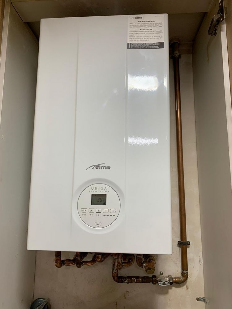 Instalación de calderas de alta eficiencia energética, garantizando calefacción y agua caliente en tu hogar o negocio.