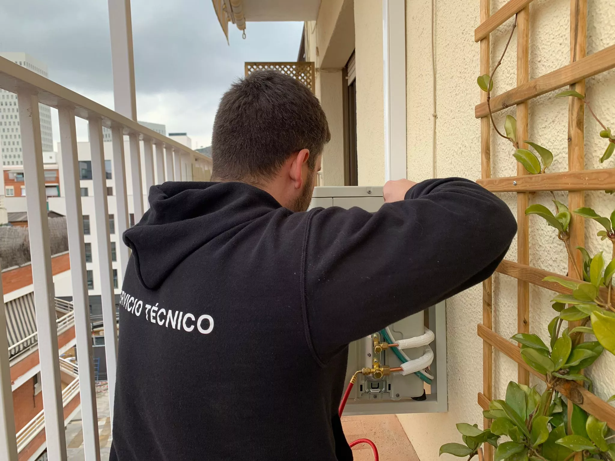 Servicio técnico en Sabadell, especializado en instalación, reparación y mantenimiento de sistemas de climatización.