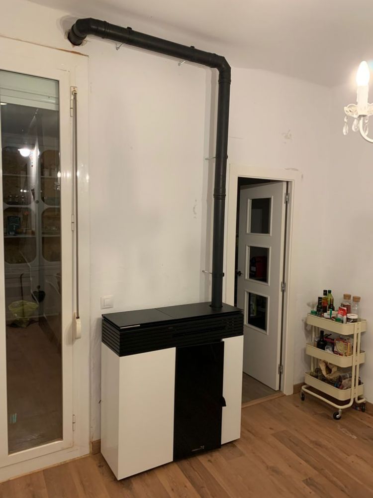 Servicio de mantenimiento especializado en estufas de pellet, asegurando su funcionamiento eficiente y prolongando su vida útil.