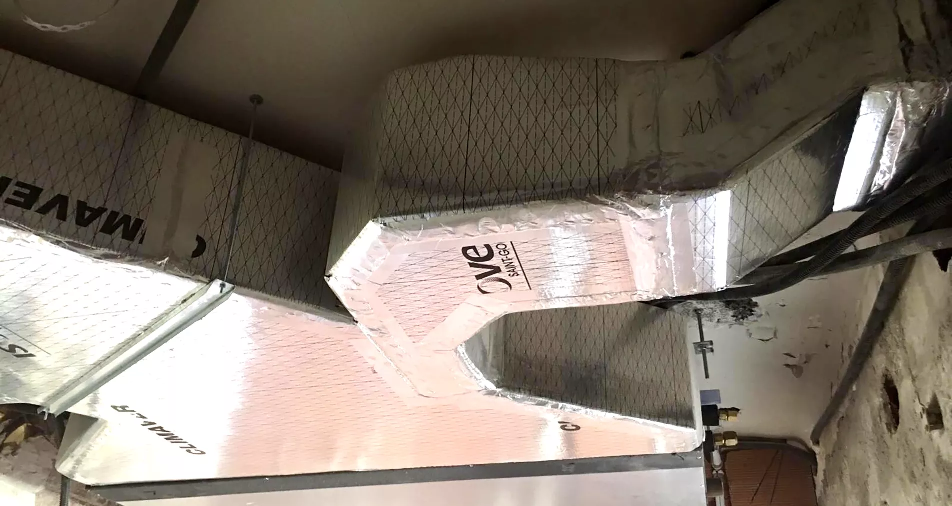 Instalación profesional de aire acondicionado en Sabadell, garantizando confort durante todo el año.