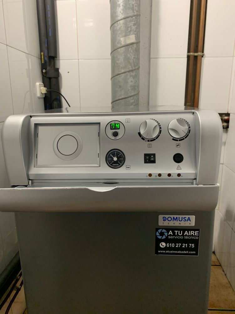 Instalación de calderas para calefacción centralizada, proporcionando confort y calidez en todo el hogar.