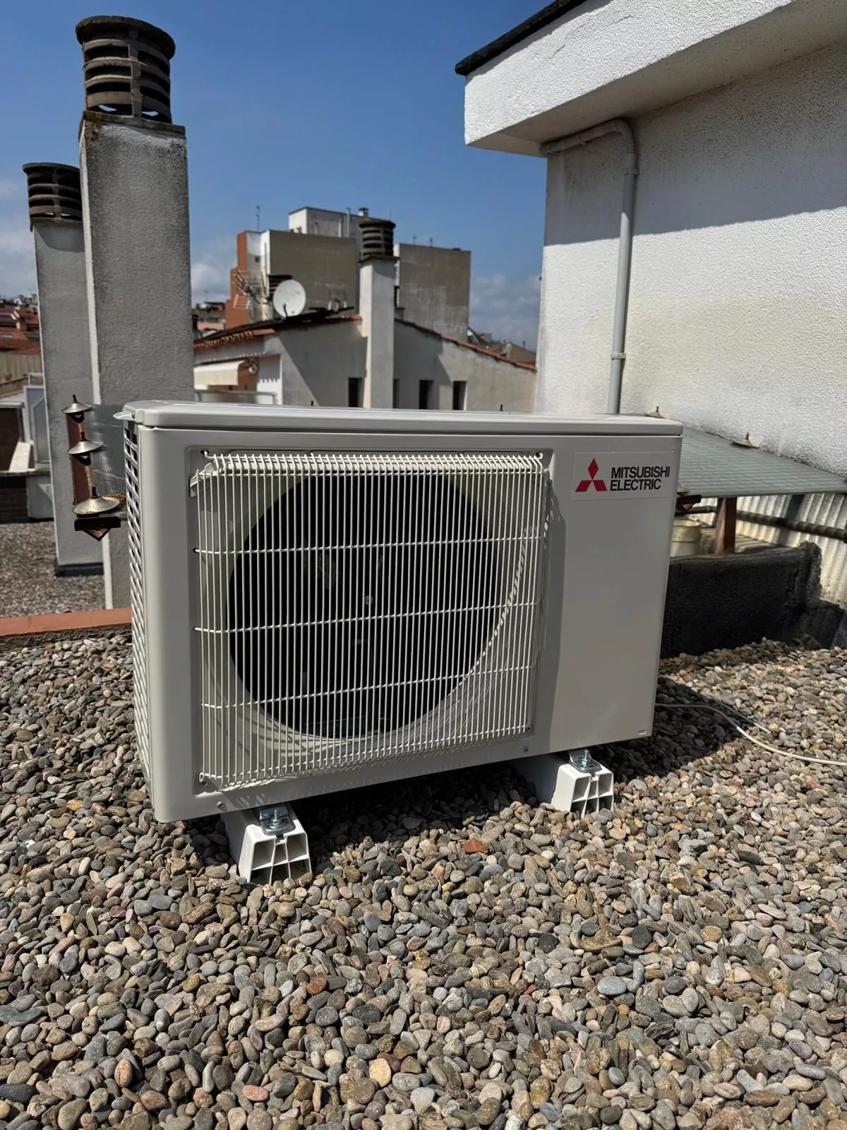 Instalación de aire acondicionado por cassettes en Sabadell, proporcionando climatización eficiente para grandes espacios.