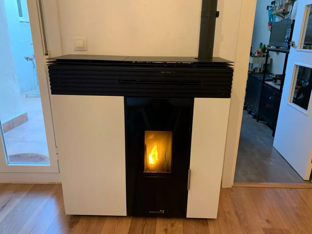 Instalación de estufas de pellets en Sabadell, proporcionando calefacción eficiente y sostenible para tu hogar.