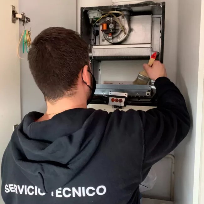 Técnico especializado en la reparación y mantenimiento de calderas en Sabadell