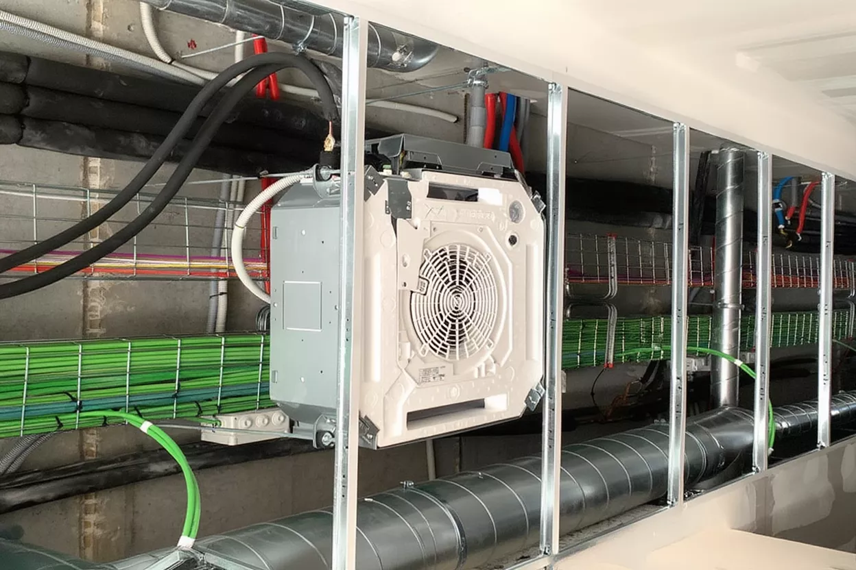 Sistema VRV con cassette de techo en instalación profesional.
