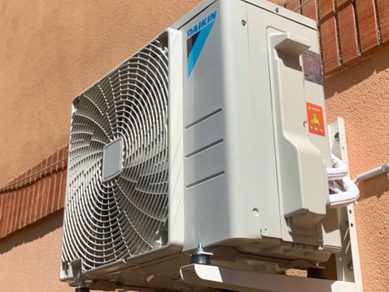 Instalación de aire acondicionado en viviendas de Sabadell, proporcionando un ambiente fresco y confortable durante todo el año.