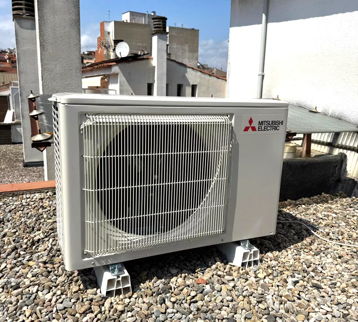 Instalación de aire acondicionado en Cerdanyola, para un ambiente fresco y cómodo durante todo el año.