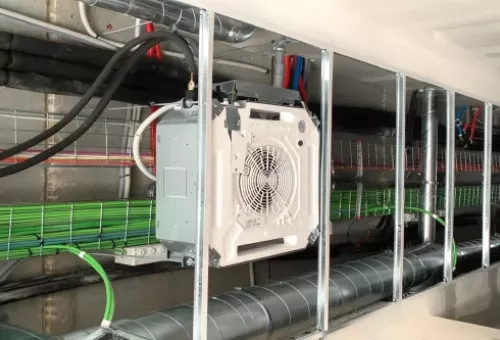 Sistema VRV con cassette de techo en instalación profesional.