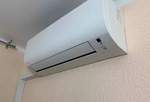 Instalación de aire acondicionado split en Sabadell, proporcionando climatización eficiente y flexible.