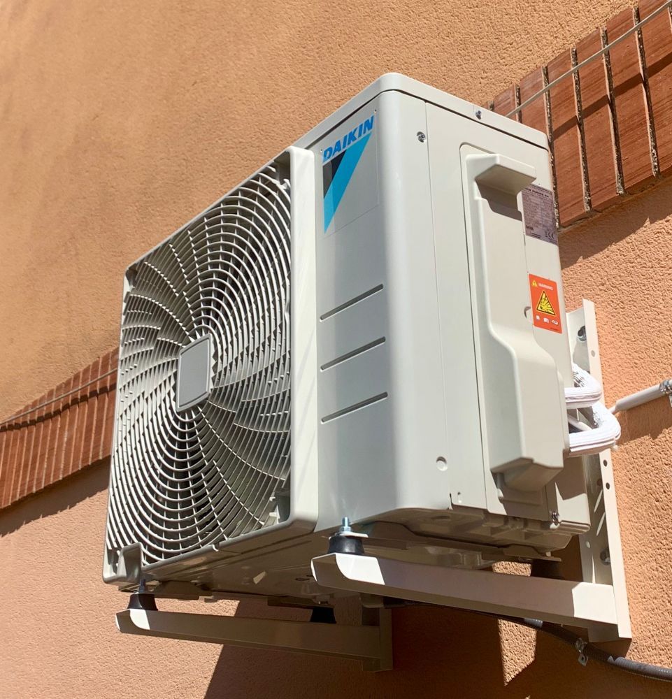 Instalación de aire acondicionado en viviendas de Sabadell, proporcionando un ambiente fresco y confortable durante todo el año.