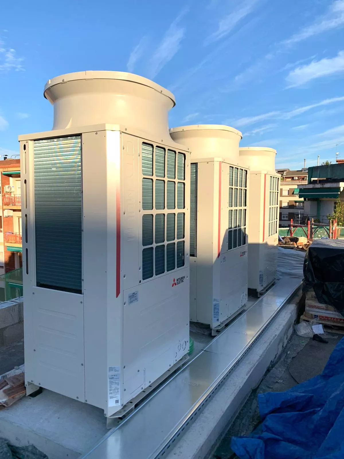 Instalación de sistemas VRV en Sabadell para climatización eficiente y adaptable en grandes espacios.