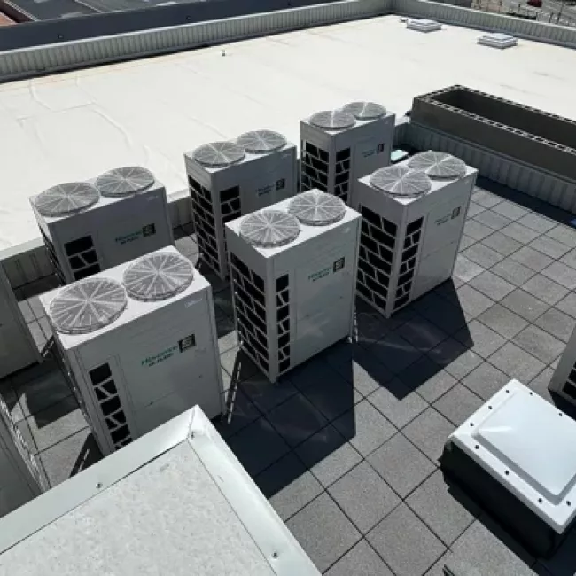 Refredadores d'aigua instal·lades a Terrassa per optimitzar la climatització a grans espais.