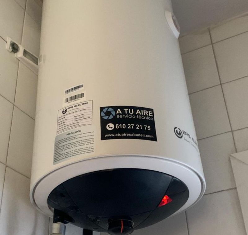 Instalación de termos eléctricos de alta eficiencia para agua caliente en hogares y negocios, garantizando ahorro energético.