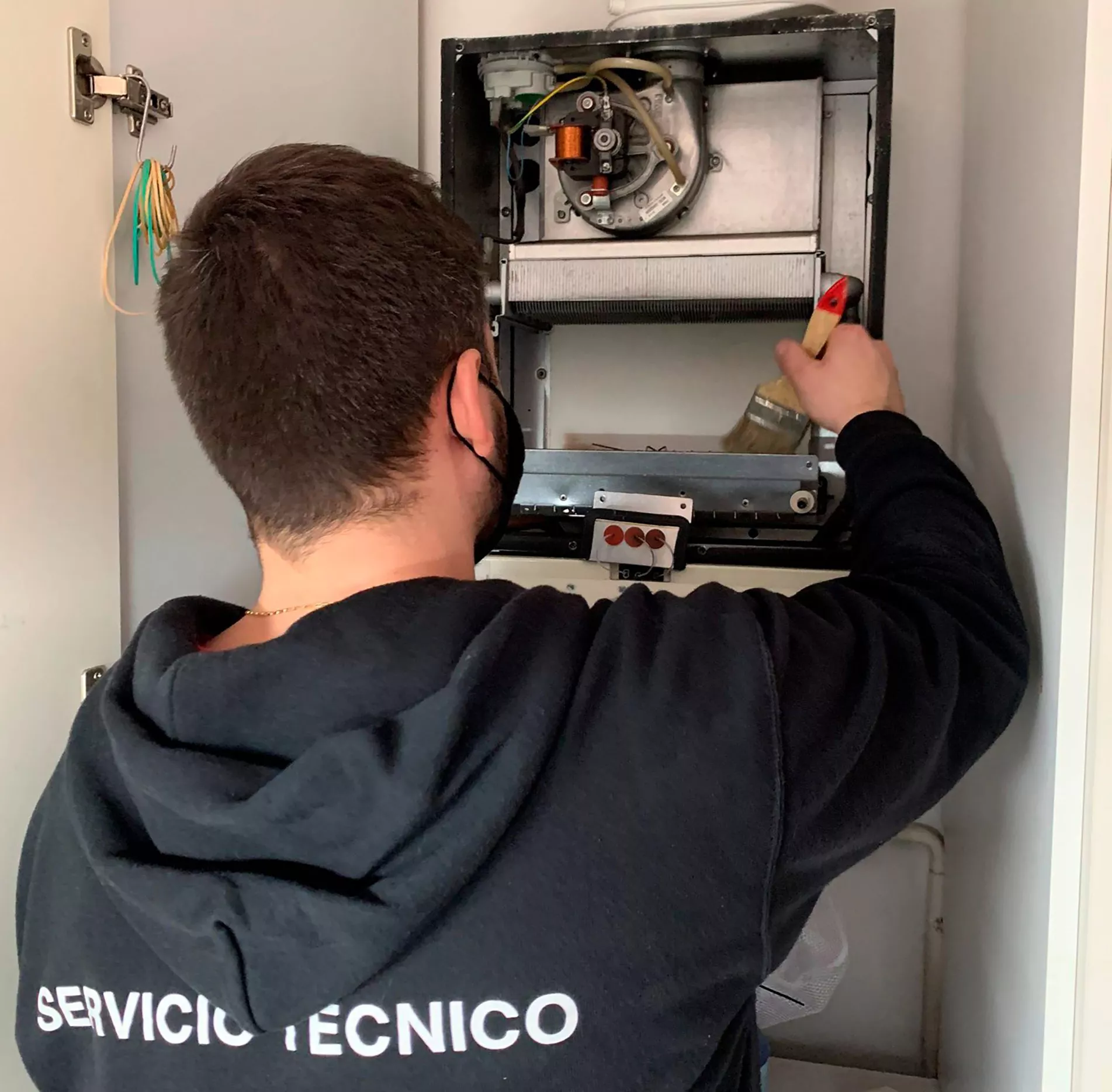 Técnico especializado en la reparación y mantenimiento de calderas en Sabadell