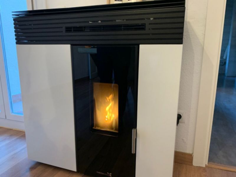 Instalación profesional de estufas de pellet para un calor cómodo y sostenible durante el invierno.