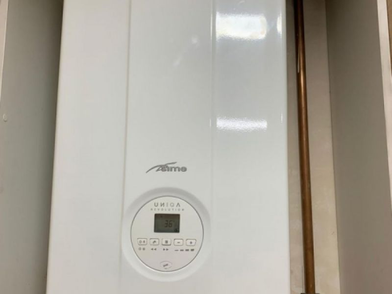 Instalación de calderas de alta eficiencia energética, garantizando calefacción y agua caliente en tu hogar o negocio.