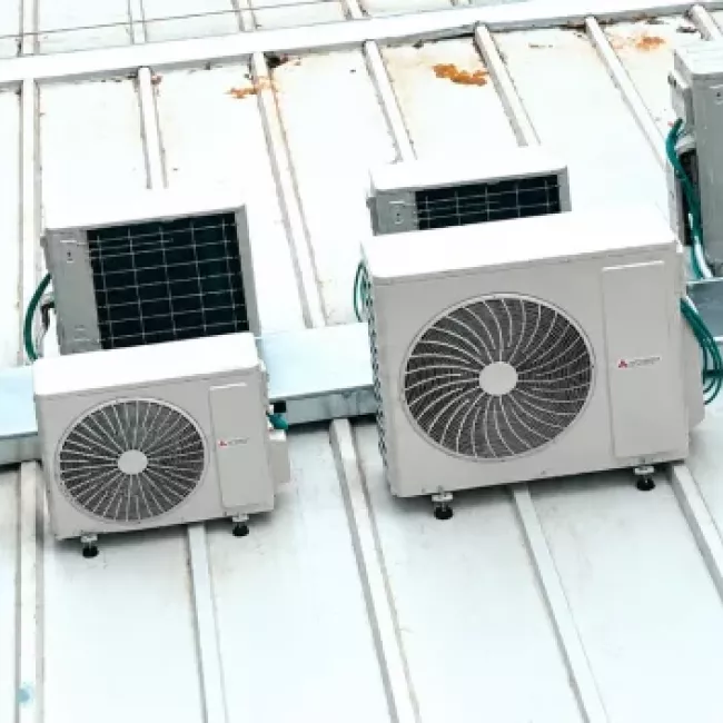 Sistema de climatización evaporativa para enfriar el aire mediante evaporación de agua