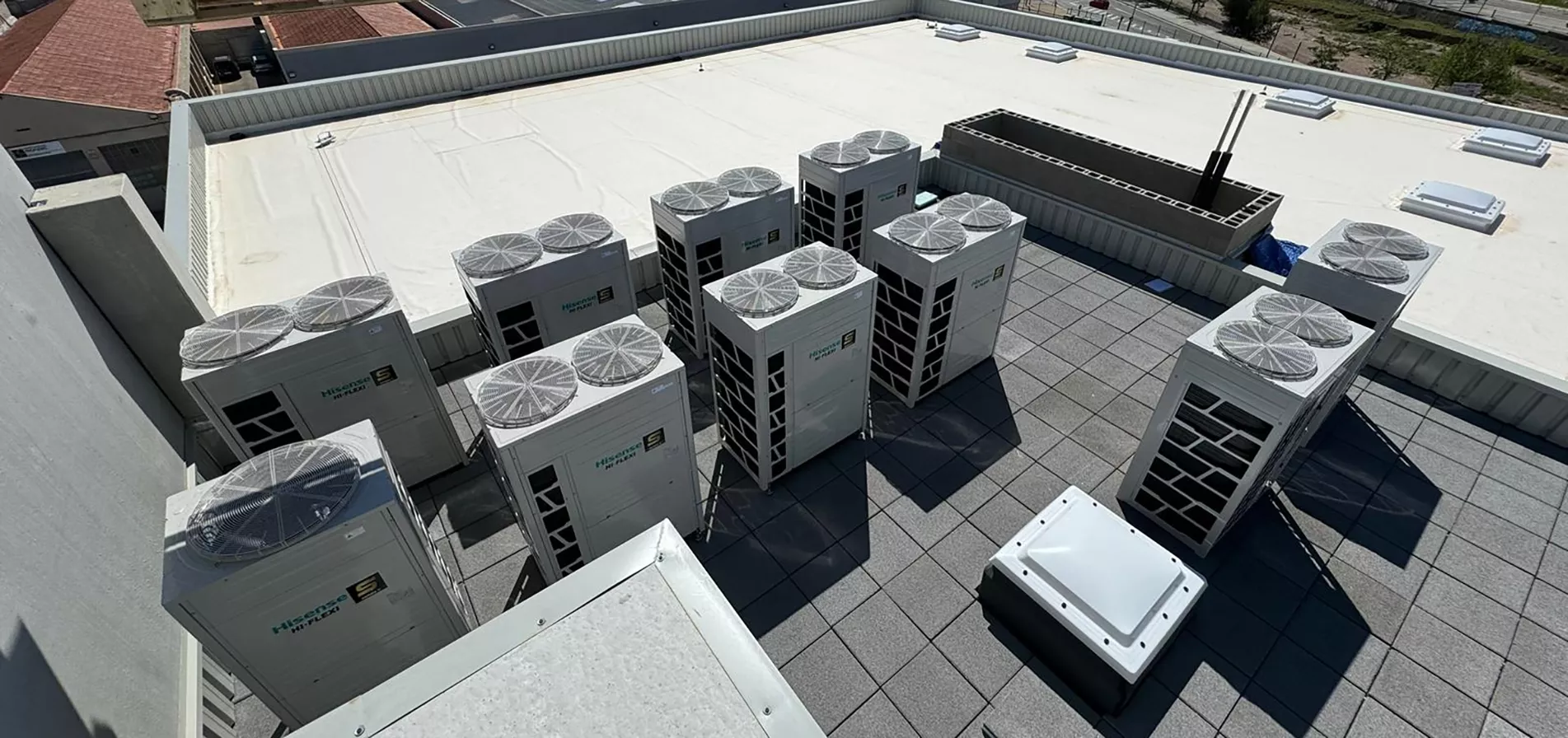 Enfriadoras de agua instaladas en Terrassa para optimizar la climatización en grandes espacios.