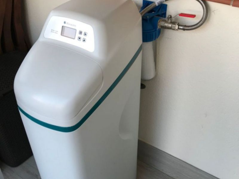 Instalación de equipos de tratamiento de aguas, mejorando la potabilidad y reduciendo impurezas para un uso más seguro.