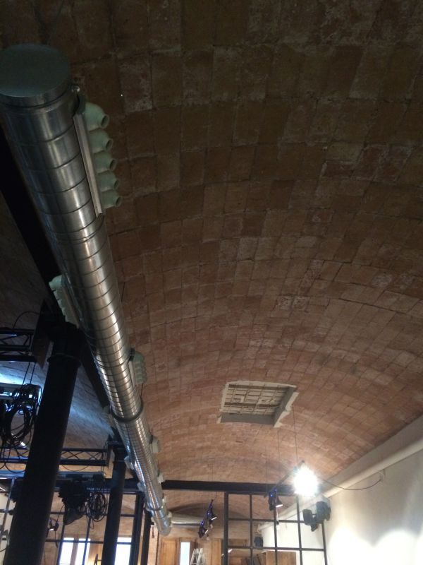 Instalación de conductos de chapa y fibra en locales comerciales, mejorando la eficiencia de los sistemas de climatización y ventilación.