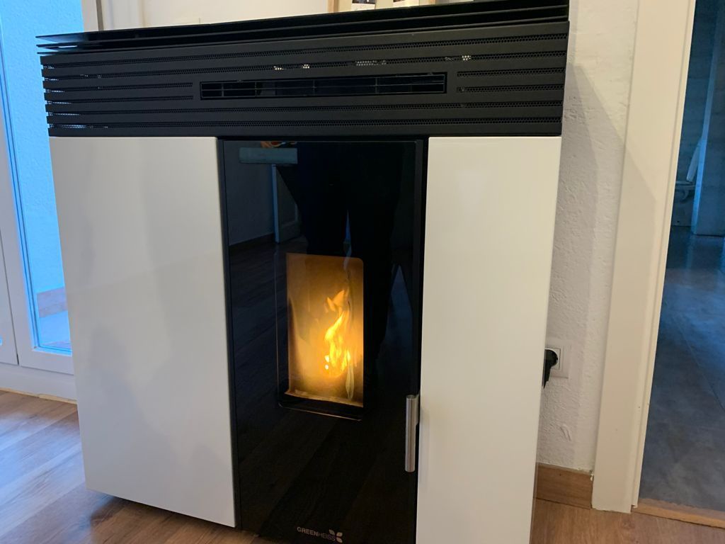 Instalación profesional de estufas de pellet para un calor cómodo y sostenible durante el invierno.