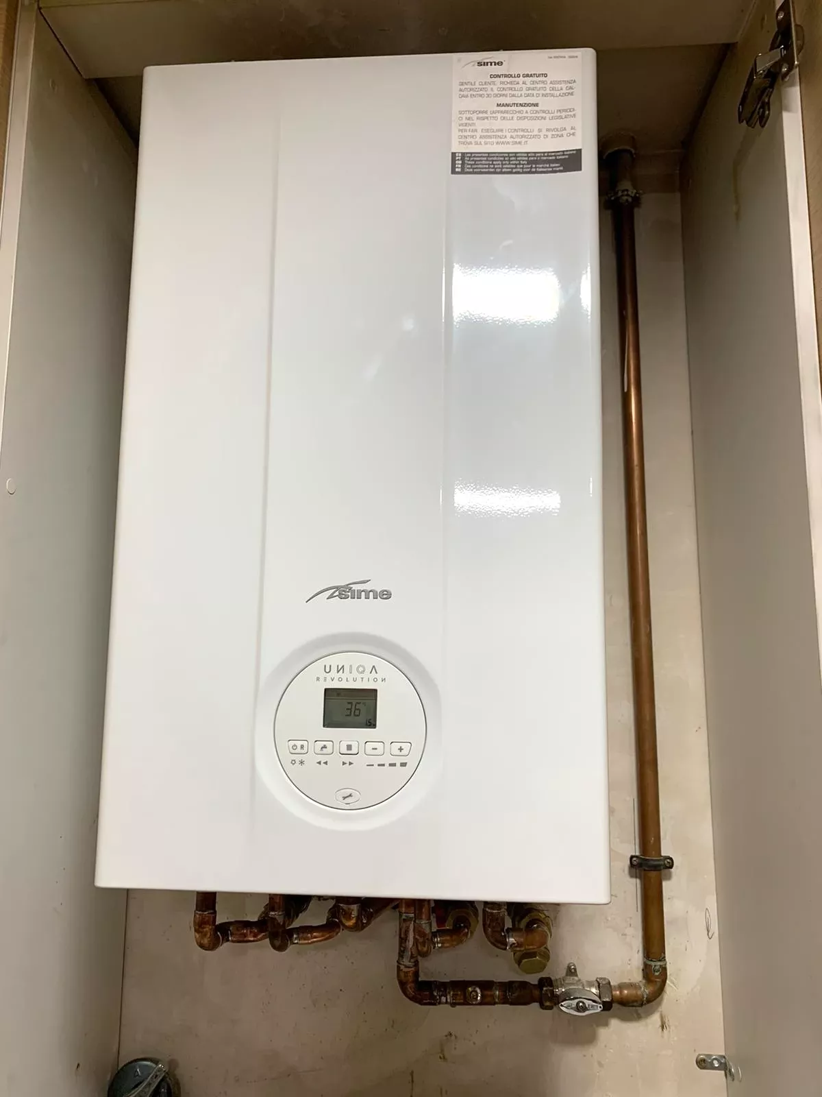 Instalación de calderas de gas en Sabadell, proporcionando calefacción eficiente y agua caliente instantánea.