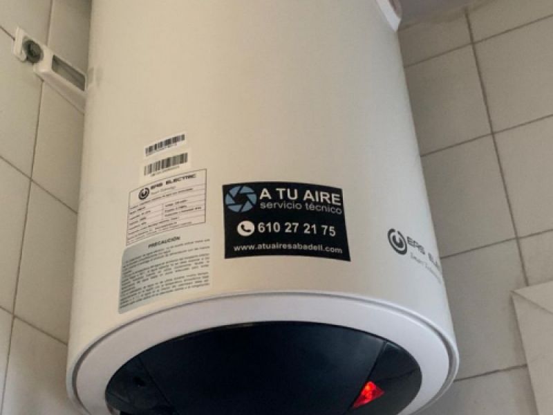 Instalación de termos eléctricos de alta eficiencia para agua caliente en hogares y negocios, garantizando ahorro energético.