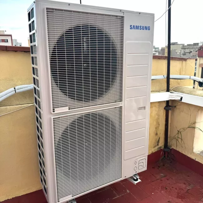 Instal·lació de sistemes d'aerotèrmia a Sabadell per a calefacció, refrigeració i aigua calenta eficient.