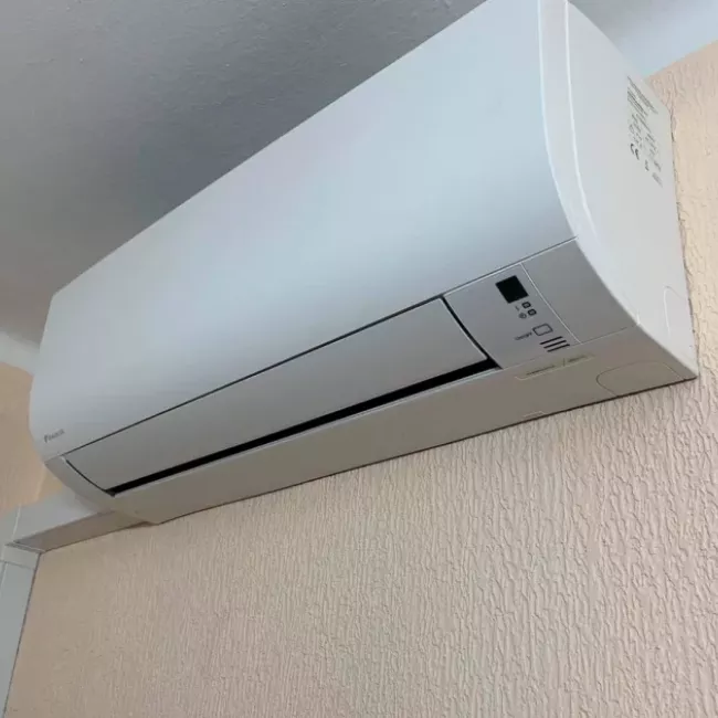 Instal·lació d´aire condicionat split a Sabadell, proporcionant climatització eficient i flexible.