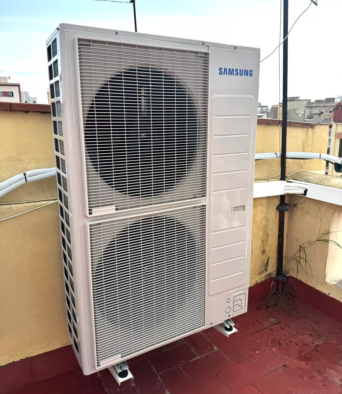 Instal·lació de sistemes d'aerotèrmia a Sabadell per a calefacció, refrigeració i aigua calenta eficient.