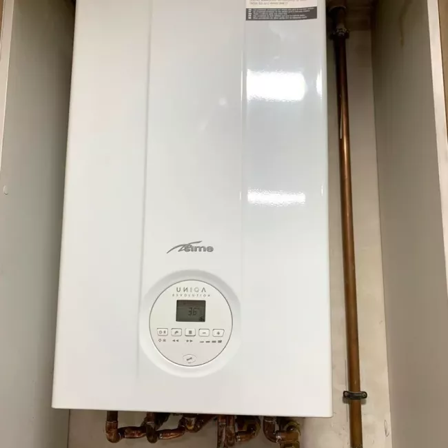 Instal·lació de calderes de gas a Sabadell, proporcionant calefacció eficient i aigua calenta instantània.