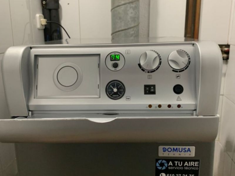 Instalación de calderas para calefacción centralizada, proporcionando confort y calidez en todo el hogar.