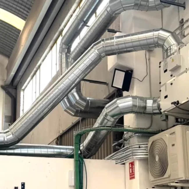 Sistema de climatización adiabática para refrigeración eficiente en espacios industriales o comerciales