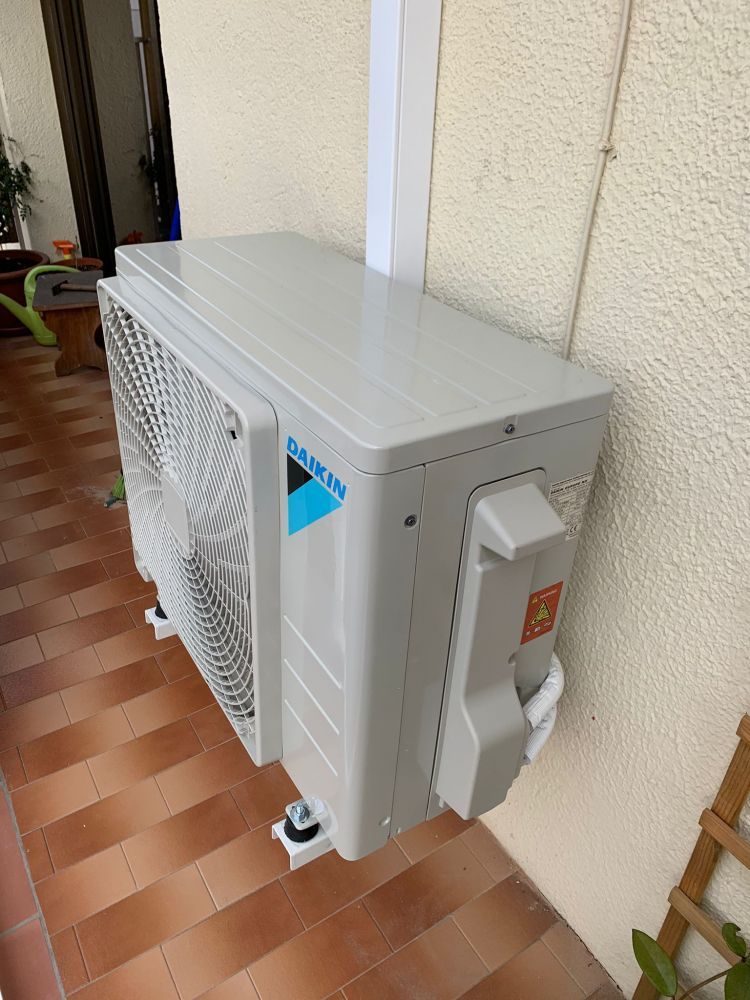 Instalación profesional de aire acondicionado en Sabadell, ofreciendo confort y frescura durante todo el año.