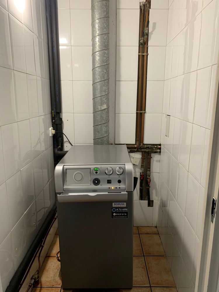 Servicio profesional de mantenimiento para calderas, asegurando su rendimiento y prolongando su vida útil.