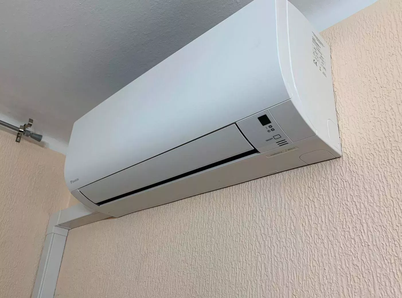 Instalación de aire acondicionado split en Sabadell, proporcionando climatización eficiente y flexible.