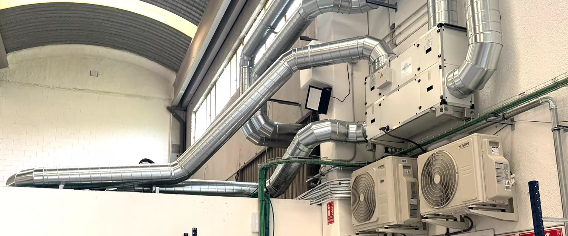 Sistema de climatización adiabática para refrigeración eficiente en espacios industriales o comerciales