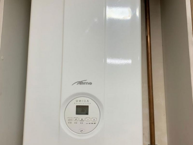 Instalación de calderas de alta eficiencia energética, garantizando calefacción y agua caliente en tu hogar o negocio.