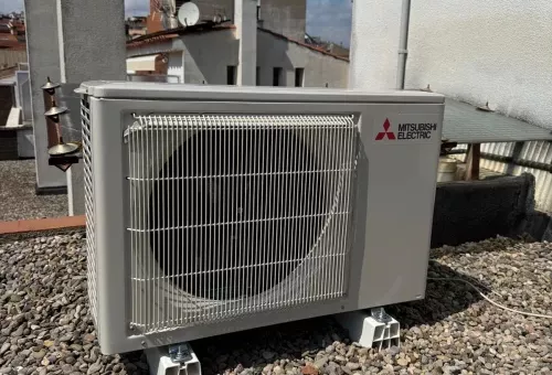 Instalación de aire acondicionado por cassettes en Sabadell, proporcionando climatización eficiente para grandes espacios.