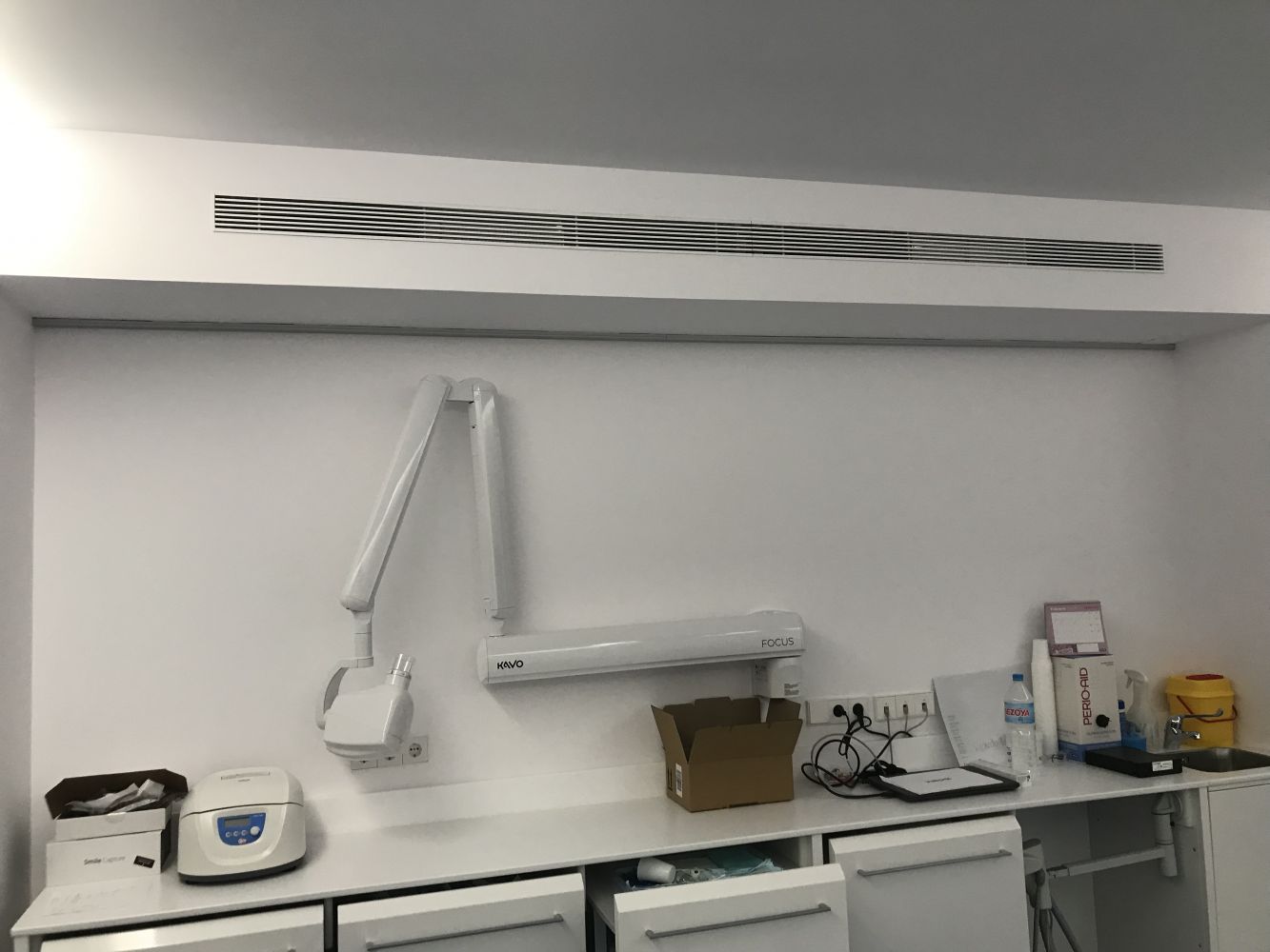Instalación aire acondicionado por conductos en clínica Aire acondicionado por conductos rejilla interior en clínica Sabadell