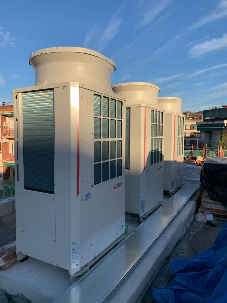Instalación de unidad exterior de VRV Climatización por VRV en azotea de Sabadell