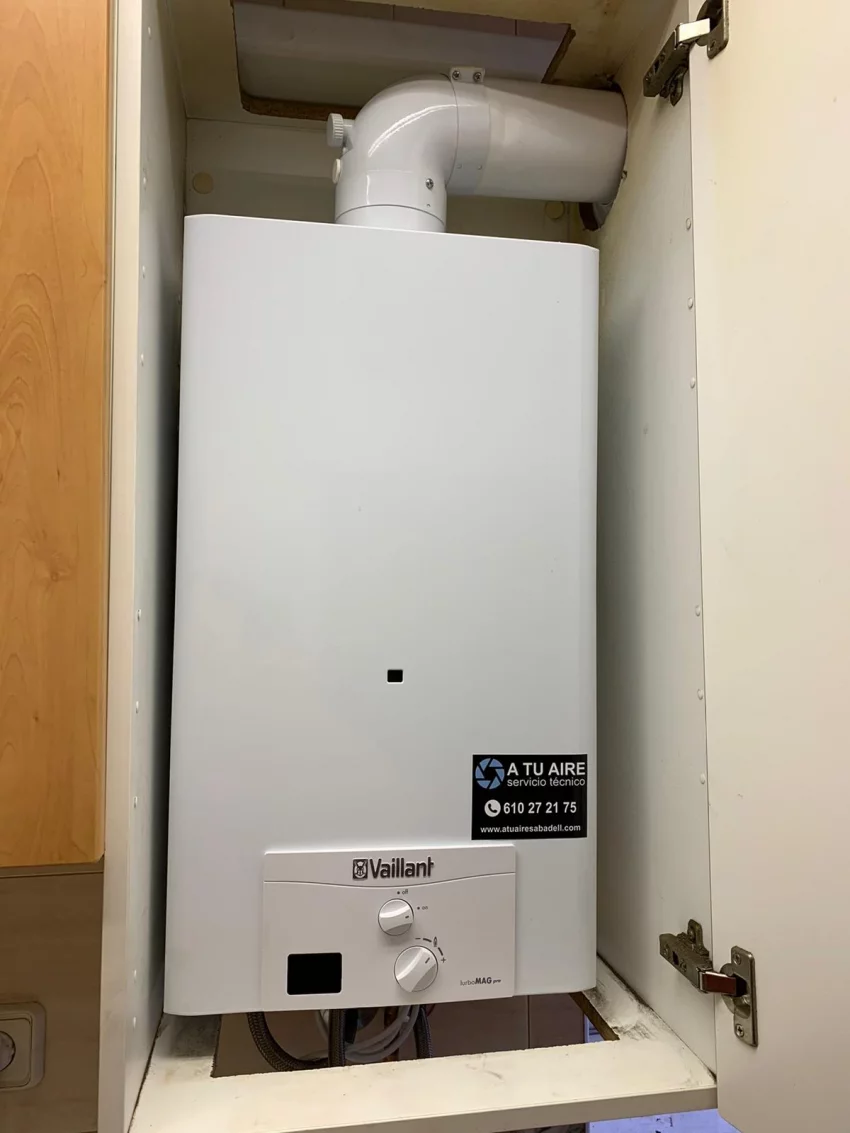 Calentador agua TuboMag Pro Vaillant instalado en estanco