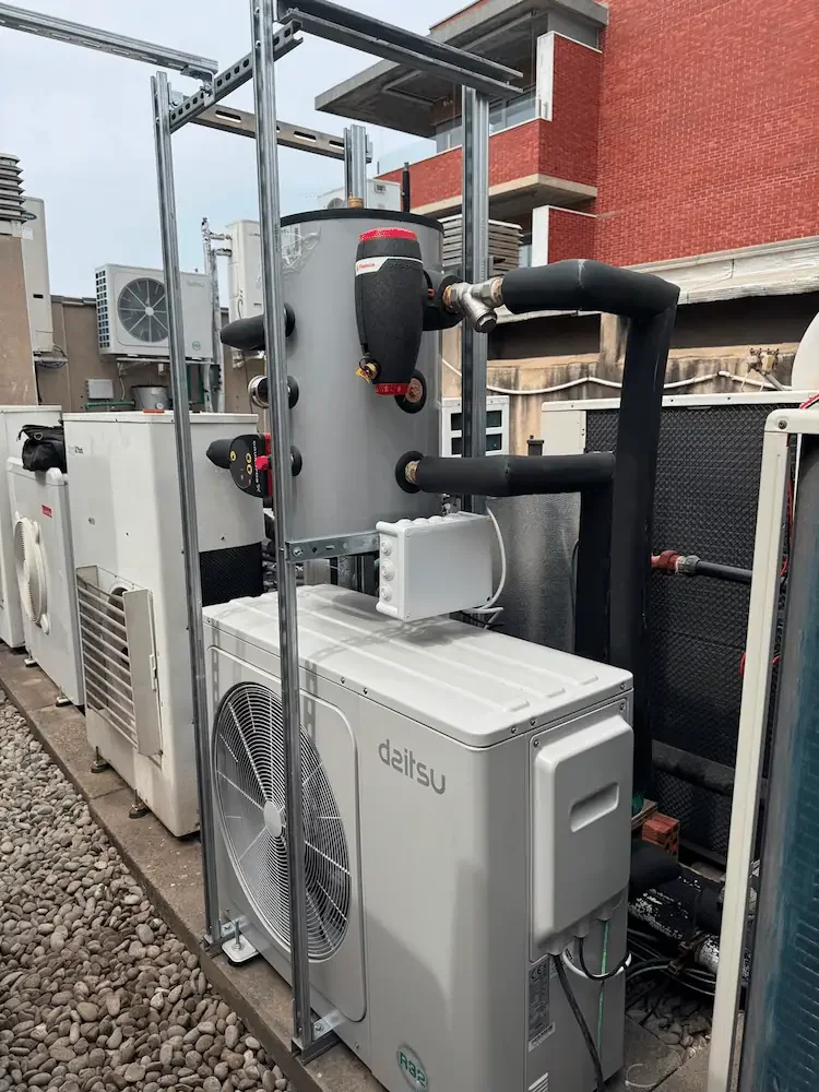 Instalación de aerotermia Deitsu con depósito de inercia y estructura soporte en cubierta.